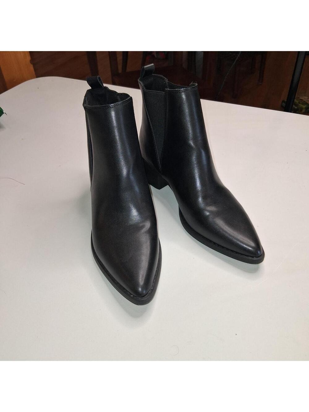 Women's pointed size 9 Black Boot